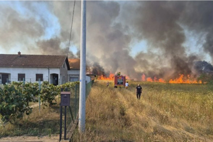 Veliki požar kod Laktaša: Izgorio objekat, evakuisani mještani