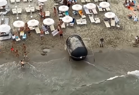 Misteriozni crni predmet pojavio se na plaži u Italiji (VIDEO)