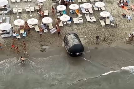 Misteriozni crni predmet pojavio se na plaži u Italiji (VIDEO)