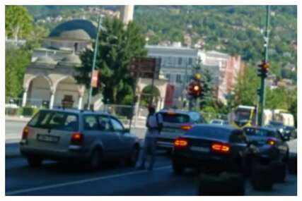 OKOM BOSNAINFO Opasna svakodnevnica: Prosjaci koji hodaju između vozila u pokretu