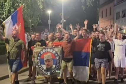 Sramotne scene u Zvorniku i Višegradu: Stotine ljudi u defileu skandiralo ime ratnog zločinca Mladića