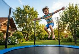 Skakanje na trampolini može biti zabavno, ali šta ono znači za razvoj djeteta?