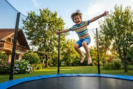 Skakanje na trampolini može biti zabavno, ali šta ono znači za razvoj djeteta?