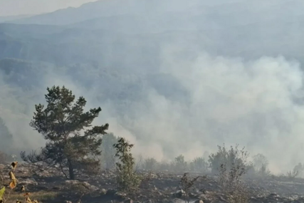 Dio Trebevića i dalje gori