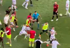 Haos nakon derbija u Skoplju: Fudbaleri se potukli na terenu (VIDEO)