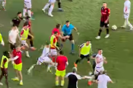 Haos nakon derbija u Skoplju: Fudbaleri se potukli na terenu (VIDEO)