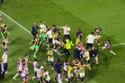U Ligi prvaka se desio fizički okršaj igrača Lyona i Fenera kakav fudbal ne pamti, za sve je kriv jedan čovjek (VIDEO)