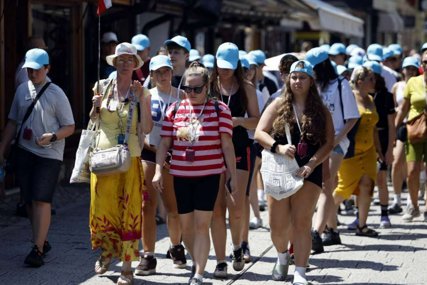 Uprkos visokim temperaturama, brojni građani i turisti na ulicama Sarajeva