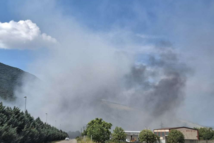 Vatrogasci na terenu: Požar na deponiji Uborak i dalje aktivan