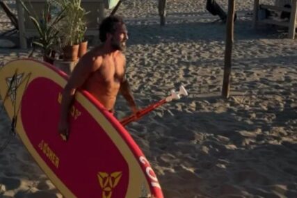 Suprug Seke Aleksić napravio haos na plaži: Svi gledali u njegovo tijelo