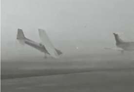 VIDEO Snažno nevrijeme u Italiji: Vjetar na pisti prevrtao avione kao igračke
