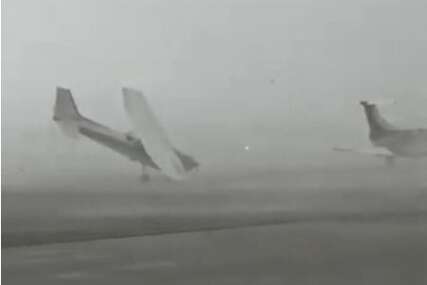 VIDEO Snažno nevrijeme u Italiji: Vjetar na pisti prevrtao avione kao igračke