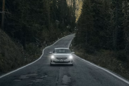 U Italiji vozili 100 km s mrtvim sinom na stražnjem sjedištu. Mislili su da spava