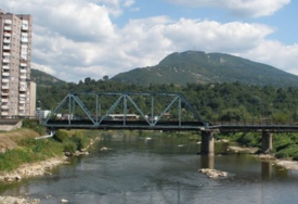 DRAMA U ZENICI Muškarac se popeo na most i prijetio da će skočiti, spriječena tragedija