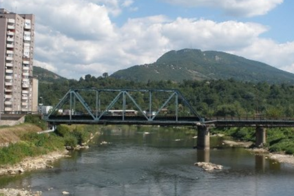 DRAMA U ZENICI Muškarac se popeo na most i prijetio da će skočiti, spriječena tragedija