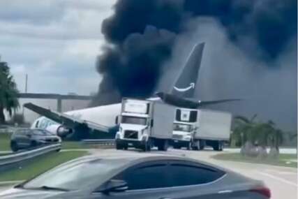 Boeing izletio s piste u Miamiju, zabio se u vozila i zapalio. Šire se snimke