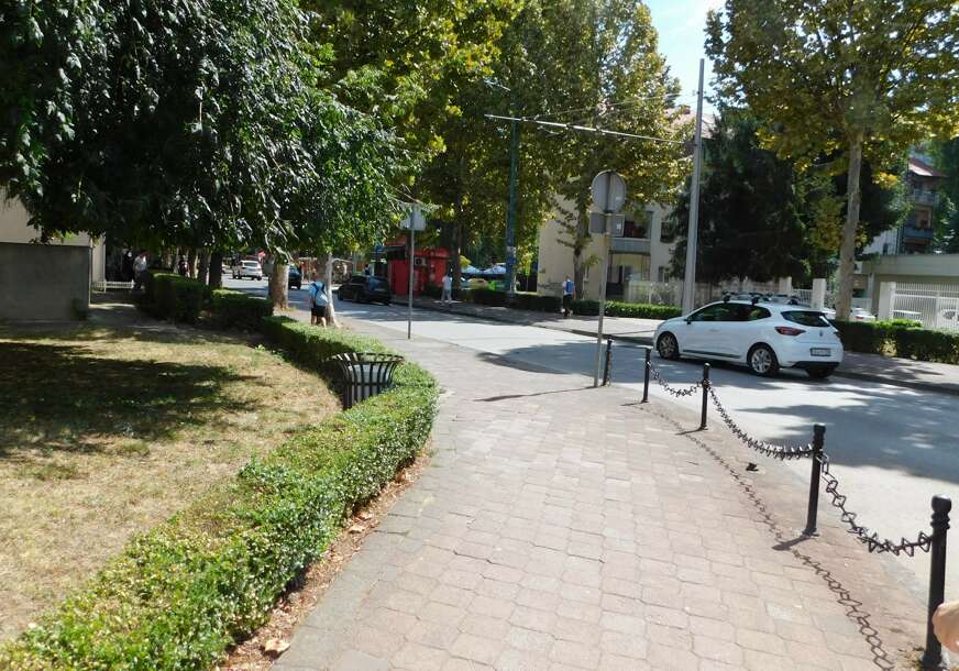 FOTO: DRVO VISE NE OMETA PROLAZNIKE 