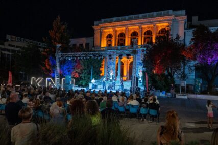 Na prepunom Pozorišnom trgu Susan Sontag održan koncert Benin Mujkić Quarteta