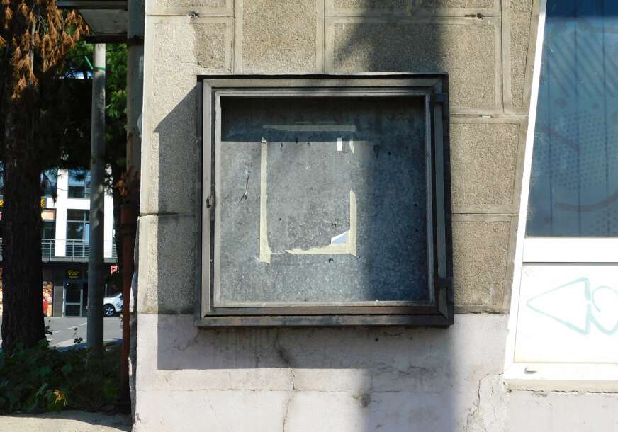 FOTO: OGLASNA PLOČA NA RASKRŠĆU IGMANSKE I ULICE AKIFA EFENDIJE BISEROVIĆA 
