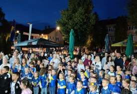 Performans najmlađih Goraždana na spomeniku ubijenoj djeci – Svjetlost koja pobjeđuje mrak