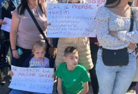 Protest roditelja ispred UKC Tuzla: Ne želimo više da molimo, zahtijevamo ljekare za našu djecu!