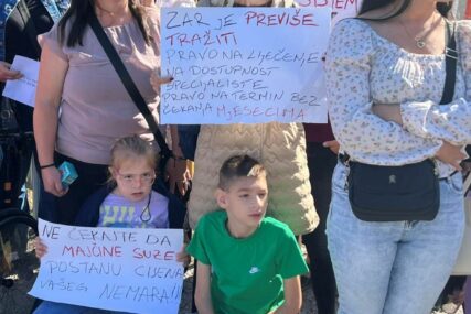 Protest roditelja ispred UKC Tuzla: Ne želimo više da molimo, zahtijevamo ljekare za našu djecu!