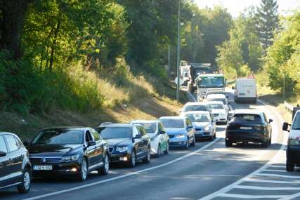 Okom kamere Bosnainfo: Ogromne kolone na dionici M-18, evo šta je razlog (FOTO)