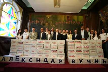 SNS požurio s predajom liste, pa napravio neobičnu grešku u Vučićevom imenu