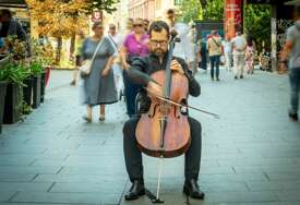 ČELOM POVEZAO SARAJEVO I HARKIV: Ukrajinski muzičar svirao na mjestima gdje je tokom opsade nastupao Vedran Smajlović