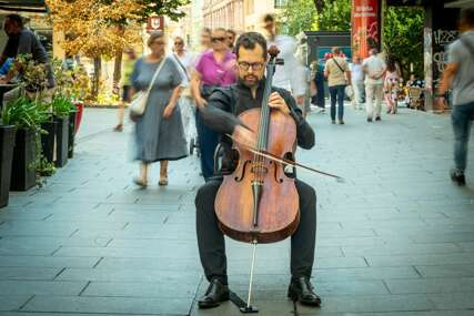 ČELOM POVEZAO SARAJEVO I HARKIV: Ukrajinski muzičar svirao na mjestima gdje je tokom opsade nastupao Vedran Smajlović
