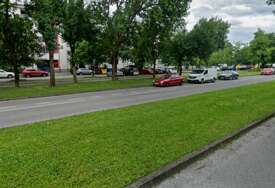 Dječaci ušli u otključan auto. Pokrenuli ga i udarili u parkirano vozilo