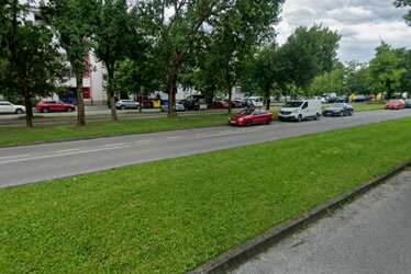 Dječaci ušli u otključan auto. Pokrenuli ga i udarili u parkirano vozilo