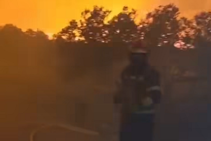 Vatrogasci objavili dramatičan video s Brača: "Ostali smo u okruženju, imamo tonu vode, dolazi na nas!"