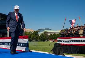 Trumpov neobičan pokret potaknuo nove teorije o njegovom zdravlju