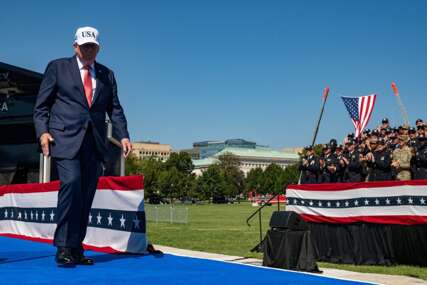 Trumpov neobičan pokret potaknuo nove teorije o njegovom zdravlju