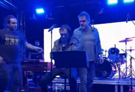 (VIDEO) Goran Bare prekinuo nastup tokom prve pjesme, kolege mu pomogle napustiti binu