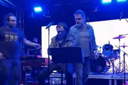 (VIDEO) Goran Bare prekinuo nastup tokom prve pjesme, kolege mu pomogle napustiti binu