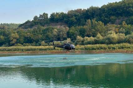 Helikopter Zeničko-dobojskog kantona gasio šumski požar kod Kaknja
