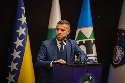 Hodžić prozvao Mijatovića i pitao kako je Begićeva firma dobila posao od 650.000 KM