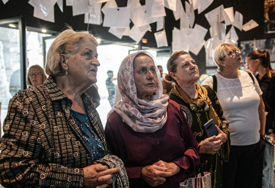 U Memorijalnom centru Srebrenica otvorena izložba "ONA, SREBRENICA" posvećena ulozi žena u borbi za istinu