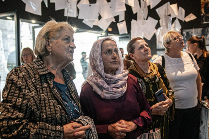 U Memorijalnom centru Srebrenica otvorena izložba "ONA, SREBRENICA" posvećena ulozi žena u borbi za istinu