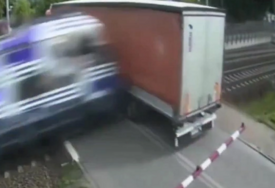 Voz udario u kamion iz BiH, objavljen dramatičan snimak