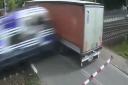 Voz udario u kamion iz BiH, objavljen dramatičan snimak
