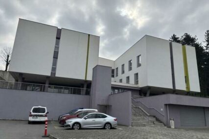 Iračanin optužen da je nožem pokušao ubiti migranta u Velikoj Kladuši ostaje u pritvoru
