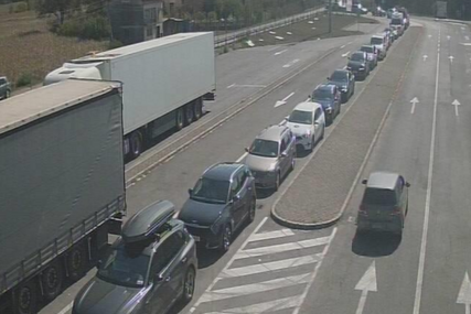 Kao da nije septembar, KILOMETARSKE KOLONE na graničnim prijelazima BIH