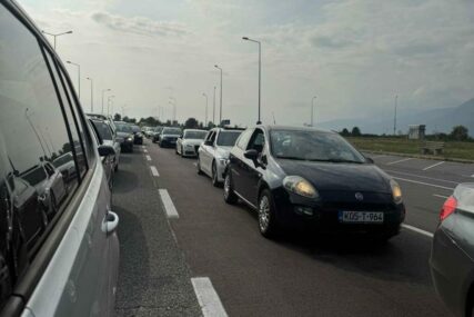 Duga kolona vozila na ulazu u BiH na graničnom prelazu Velika Kladuša
