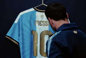 (VIDEO) Messi otkrio oproštajni dres: Zlatni broj 10 za posljednji ples