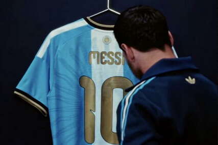 (VIDEO) Messi otkrio oproštajni dres: Zlatni broj 10 za posljednji ples