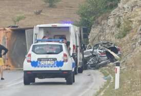  Nesreća na Manjači: Vozač automobila poginuo, kamion se od siline udara prevrnuo