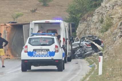  Nesreća na Manjači: Vozač automobila poginuo, kamion se od siline udara prevrnuo